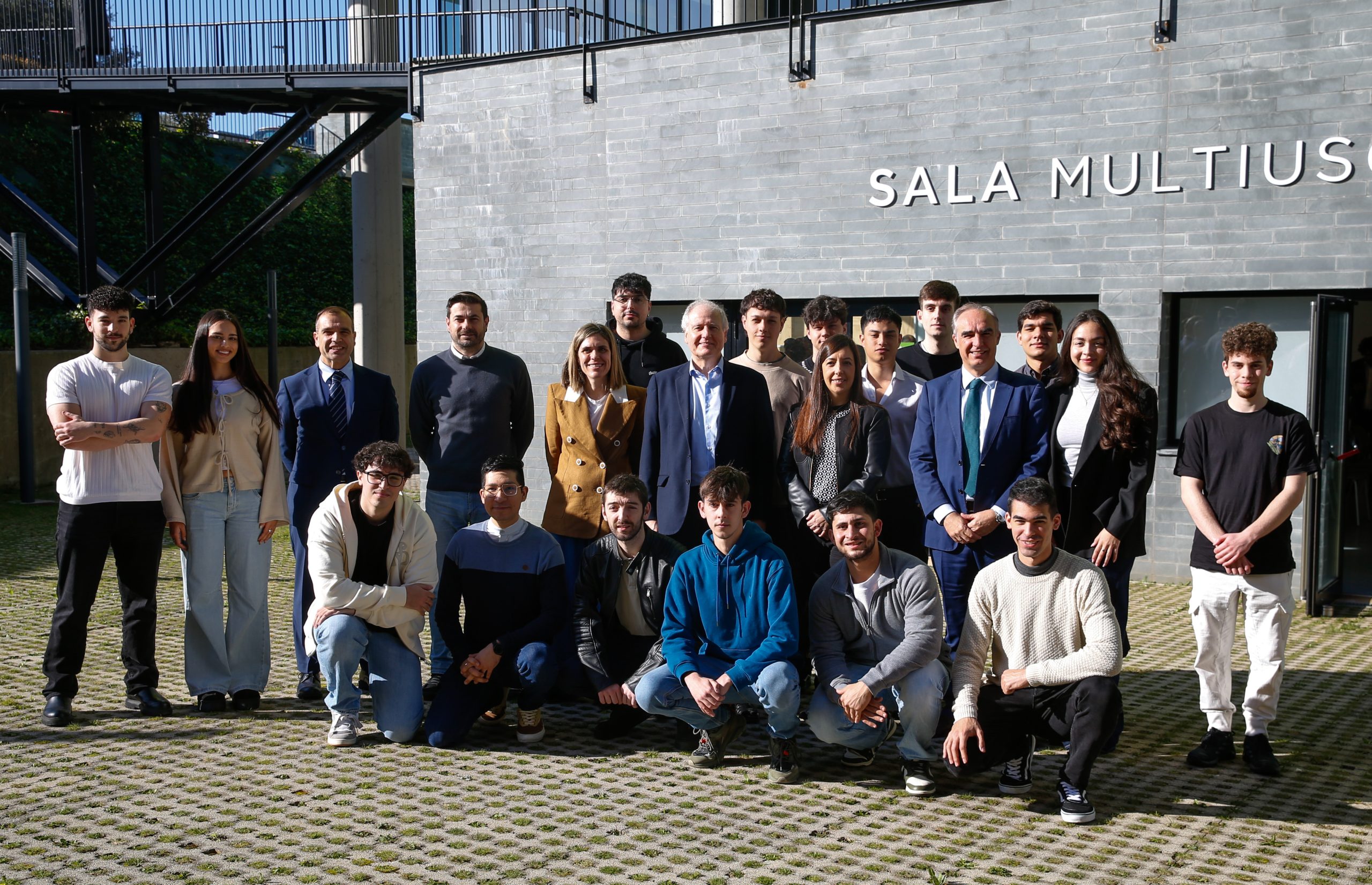 El consejero y el resto de autoridades, junto a algunos de los alumnos de la primera promoción de 'Cantabria Tech Talent' (Foto: Lara Revilla)
