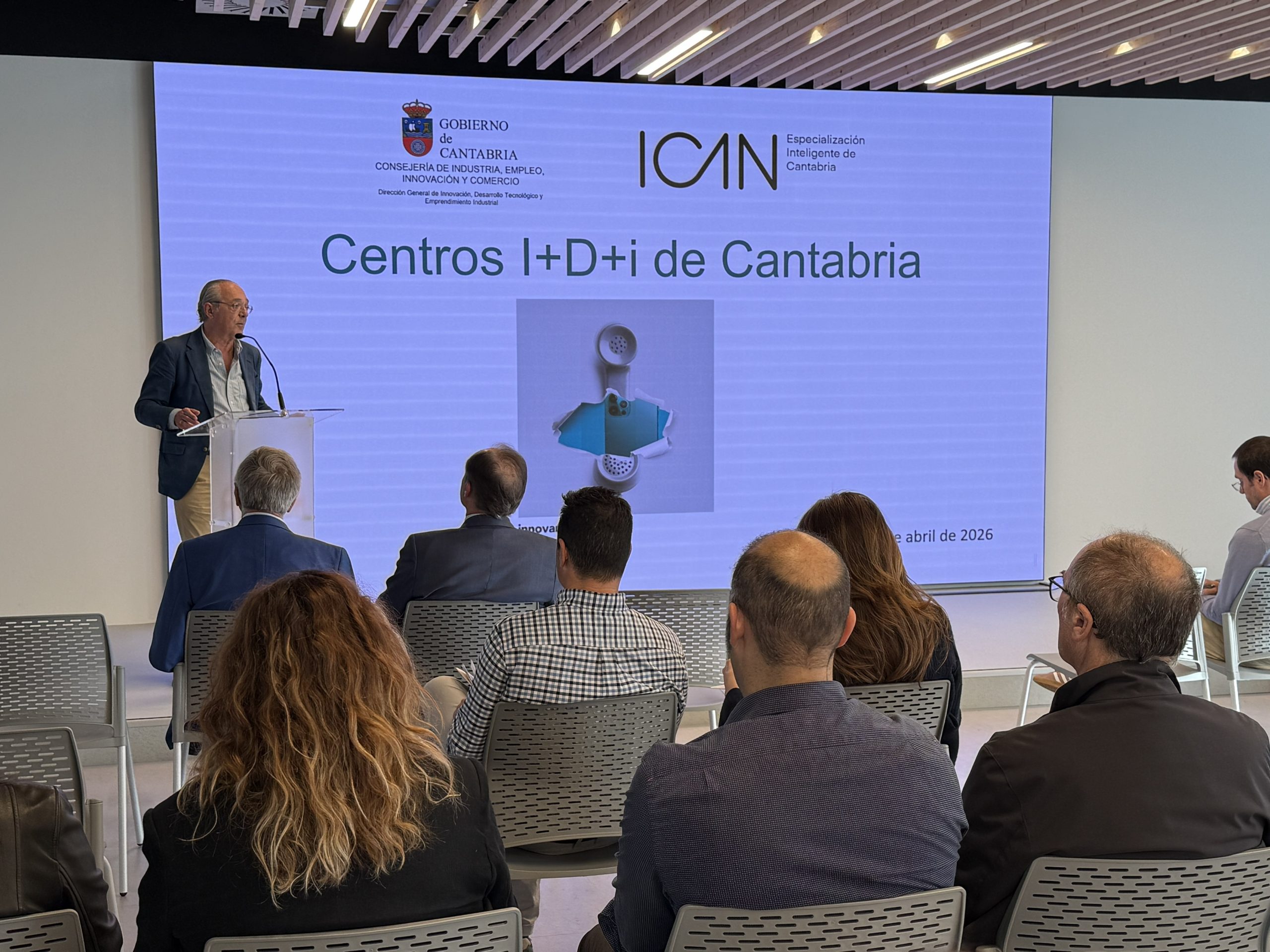 El director general de la Sociedad Gestora de PCTCAN, Pedro Nalda, dando la bienvenida a los representantes de los centros tecnológicos y de investigación de Cantabria.