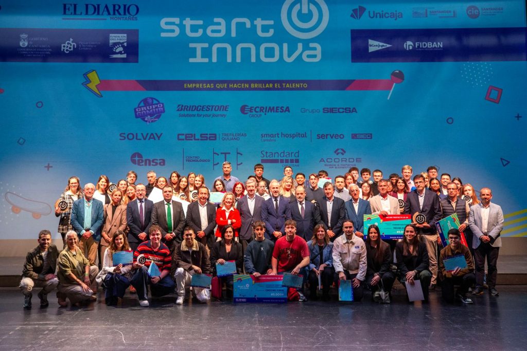 Los estudiantes finalistas, profesores participantes, empresas mentoras y representantes de empresas y entidades colaboradoras del programa STARTinnova. FOTO: Miguel López