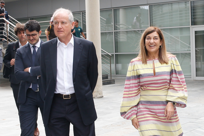Imagen de archivo de la presidenta Buruaga, junto con el consejero Arasti, en una visita a la torre Xtela del PCTCAN (FOTO: Lara Revilla)